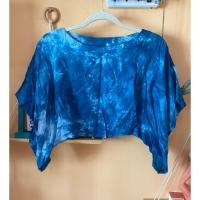 ราคา เสื้อผ้ามือสองสภาพดี ส่งต่อ เสื้อครอป เอวลอย ลายมัดย้อม คอกว้าง ผ้าไม่ยืด แขนสั้นทรงค้างคาว สีน้ำเงิน สงกรานต์ (24624668295)