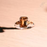 ราคา แหวนซิทรีน EM ฝังหุ้ม บ่าข้างหยดน้ำ-Citrine Emerald Cut Bezel Ring with Pear CZ (29081370204)