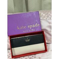 ราคา ส่งต่อ kate spade wallet สีครีมดำ ของแท้ สภาพ50% (ตำหนิรอยหนังแตก) (41709225302)