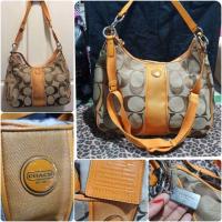 ราคา COACH แท้ รุ่น SIGNATURE STRIPE CONVERTIBLE HOBO สินค้ามือสอง (2697453535)