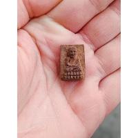 ราคา พระหลวงปู่ทวด รุ่นมหามงคล สี่เหลี่ยมว่าน108พิมพ์เล็กฝังเพชรหน้าทั่ง วัดห้วยมงคล ปี2546 (22590264680)