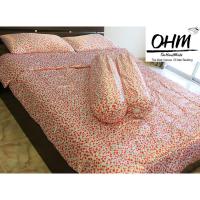 ราคา OHM ผ้าปูที่นอน ผ้าซาตินแท้ 330 เส้น ขนาด 7 ฟุต 5 ชิ้น (พื้นขาว ลายเชอรี่แดง) (904881131)