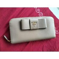 ราคา กระเป๋าสตางค์สีครีมprada แท้100% (24402762016)
