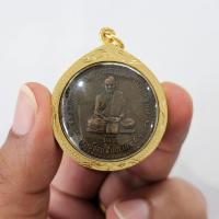 ราคา เหรียญหลวงปู่ชอบ ฐานสโม รุ่นแรก เนื้อทองแดงเก่า เลี่ยมกรอบทองไมครอนกันน้ำอย่างดี (27116214485)