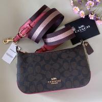 ราคา ทรงพอชรุ่นใหม่ล่าสุดค่ะ Coach Jes Baguette In Blocked Signature ลายซีสีกาแฟทูโทนขอบชมพูเข้ม สายสปอร์ตสวยมากค่ะ (15818121086)