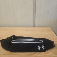 ราคา Under Armour กระเป๋าคาดเอวสำหรับวิ่งหรือออกกำลังกาย สีดำ (41912267111)