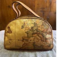 ราคา Alviero Martini handbag ทรงถือครึ่งแตงโม ทรงตามหา ทรงหายาก ทรงสะสมอีกใบนึงค่ะ ของแท้ มือสอง มาร์ตินี่ (10801940617)