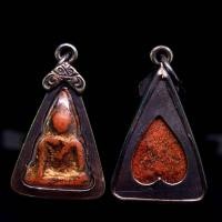 ราคา จี้พระ พระเครื่อง พระนางพญาพิมพ์เล็ก เนื้อผงเก่าแปะทอง กรุพิษณุโลก เลี่ยมกรอบเงินเก่า(ขนาด2.0*3.5ซม.) (26276146482)