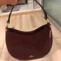ราคา กระเป๋า coach สะพายข้างสีแดง มีสายยาว สวยมากๆ มือ 1 (2082683131)