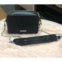 ราคา กระเป๋าสะพาย Charles & Keith ของเเท้ 100%ใบเล็ก มินิ น่ารัก จุของได้เยอะ สีดำ สายสะพายเป็นโซ่เงิน มี 2 ซิป มือสองสภาพดี (2031746582)