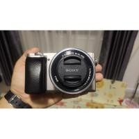 ราคา SONY A6000(มือสอง)สีเงินมีตำนิรูปสุดท้าย(ตะขอสายคล้องกล้องขูดในกระเป๋า) ชัดเตอร์ 4,xxx อุปกรณ์กล่องครบ (22035376490)