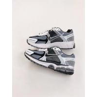 ราคา Authentic NIKE Air Zoom Vomero5 SPสีเทาดำ ระบายอากาศทนต่อการสึกหรอช็อกกีฬาลำลองวิ่งรองเท้าบาสเกตบอลผู้ชายผู้หญิEU36-45 (18586283849)