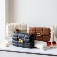 ราคา (พร้อมส่ง) กระเป๋าหนังแท้ รุ่น kitkat (18880544174)