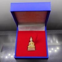 ราคา พระนิรันตราย เนื้อเงินสามกษัตริย์ พิมพ์ใหญ่ 200 ปี พระจอมเกล้าฯ โครงการบูรณะฯ โบราณสถาน วัดมกุฏกษัตริยาราม ปี2547 พร้อมก (43562131687)