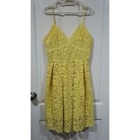 ราคา เดรสผ้าลูกไม้ H&M สีเหลือง มีซับใน มือสอง สภาพใหม่ size EU40 (9011922885)