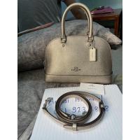 ราคา ปล่อย Coach โดม แท้ ขนาด 10 นิ้ว สีทองเมทัลลิค ✨ มือสอง สภาพนางฟ้า สวยกริบ!! น่ารัก หรูหรามากค่ะ (8693366719)