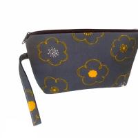 ราคา กระเป๋าใส่เครื่องสำอางค์ / ใส่ของใช้อเนกประสงค์ / ใส่เงิน / ใส่บัตร / ใส่บุ๊คแบงก์ [ มีสายคล้องมือ ] (10379146429)