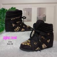 ราคา จัดส่งภายใน 24 ชม. รองเท้าผ้าใบส้นตึก รองเท้าแฟชั่นมือสอง สภาพดี ✅ (1623855313)