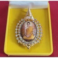 ราคา ล็อกเก็ต เข็มกลัด จี้ห้อยคอ พระบรมฉายาลักษณ์ ทรงผนวช ในหลวงรัชกาลที่ 9 (พร้อมกล่อง)!!! (14399724800)