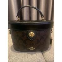 ราคา กระเป๋าCoachแท้ มือสอง สะพายข้างรุ่น ทรงกระติ้บ ลายC สีน้ำตาลเข้ม มีหูจับรุ่นดัง COACH F78277สภาพดี (28514378051)