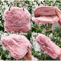 ราคา พร้อมส่งไทย กระเป๋าใส่เครื่องสำอาง MIU MIU Fluffy Blush Pouch ของแท้100% ฟรีสายมุข (22972790984)