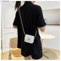 ราคา CLEMMENT กระเป๋าสี่เหลี่ยมเล็ก ลายตารางวินเทจ สีดำ พร้อมสายโซลิดและประดับเพชรขาว เหมาะสำหรับพกพาในทุกโอกาส (43813973557)