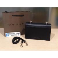 ราคา พร้อมส่ง กระเป๋าสะพายข้าง charles&keith ของแท้ จากช้อป (7113773495)