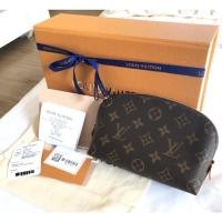 ราคา Louis Vuitton Cosmetic PM monogram (14659626467)