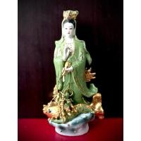 ราคา พระแม่กวนอิมยืนปลามังกร งานกระเบื้องปังเคยเก่า เขียนสีวาดลาย ตัดเส้นด้วยน้ำทอง สูง 11 นิ้ว (24185171928)