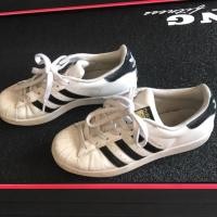 ราคา รองเท้า adidas superstar ของแท้ 100% สินค้ามือสอง.เจ้าของใส่เอง ใส่ไม่ถึง5ครั้ง ของแท้ ราคาต่อรองได้ สนใจขอดูรูปเพิ่มได้ (2108867337)