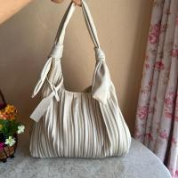 ราคา Vera Wang แท้ สะพายไหล่ สภาพดีสวยมาก ซับในสะอาดใหม่มาก แทบไม่มีร่องรอยการใช้งาน ขนาด 12 กว้าง 4.5 สูง 10 นิ้ว 650.- (29034315670)