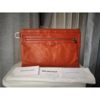ราคา Balenciaga Clutch ใบโต​​ ปี15 สีส้มทอง ขอบมุมไม่ถลอก​ ภายในใหม่ผ้าแข็ง​ ใส่​ A4​ได้สบายๆ​ [9 *13"] อปก.การ์ด​ 2 ใบ #ข (10912015605)