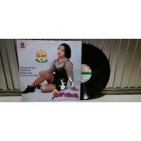 ราคา แผ่นเสียงเพลงไทย ขับร้องโดย ราตรี ศรีราชา อัลบั้มร้องแก้ ยิ่งยงมาแล้วชุดที่5 ปกvg/แผ่นvg++ ราคา230 (25443677836)