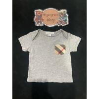 ราคา เสื้อยืดสีเทาแขนสั้นคอกลมของเด็ก มือสอง Size 70 แบรนด์ Burberry ของแท้ ✨% สภาพ 85% (26770671570)