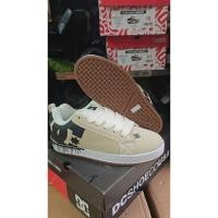 ราคา DC Court Graffic สีดําสีขาวสีแดง Nubuck Mens Hip Hop คู่ Street สเก็ตบอร์ดรองเท้าผ้าใบ Sticky ยาง Sole Street Globe ความกว้างรองเท้า laces สเก็ตยี่ห้อสติกเกอร์ (26085478947)