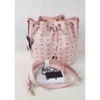 ราคา ของแท้ ส่งฟรี ❗ MCM Essential Medium Drawstring (6179511883)