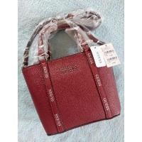 ราคา กระเป๋าถือ Guess ของแท้ 100% สีไวน์, Size Mini, (ราคาป้าย 3,790) (18081658724)