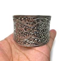 ราคา - กำไล ตัวซี เงินแท้ 92.5% งานแฮนด์เมด ตัวเรือนตอกดุนลาย รูปดอกไม้ทั้งชิ้นงาน ลงดำขัดเงา หน้ากำไลกว้าง 4.5 ซม. หนัก 31.7 (18558485985)