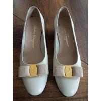 ราคา รองเท้า Ferragamo สีครีม (19333693641)