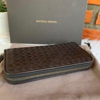 ราคา BOTTEGA VENETA zip around wallet in Espresso (6317732023)