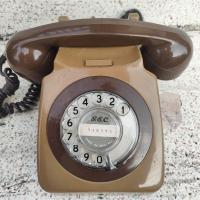 ราคา โทรศัพท์หมุนรุ่นเก่า ผลิตในอังกฤษ สีทูโทนสีน้ำตาล-คาราเมล ดีไซน์วินเทจแท้ยุค 60s-70s เหมาะสำหรับตั้งโชว์แต่งบ้านแต่งร้าน (42803348542)