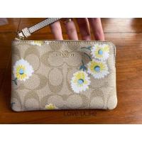 Coach C3360 Corner Zip Wristlet In Signature Canvas With Daisy Print กระเป๋าคล้องมือ
