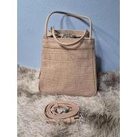 ราคา กระเป๋าสะพายหนังแท้แบรนด์ The Van(หนังสีชมพูนู๊ด)มือสองSize:7 (29079000597)