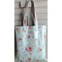 ราคา กระเป๋าสะพายผ้าเคลือบลายดอก 13 นิ้ว Cath Kidston แท้ มือสอง (42408308898)