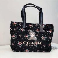 ราคา Coach DISNEY X COACH TOTE WITH ROSE BOUQUET PRINT AND THUMPER (COACH 91116) SV/MIDNIGHT MULTI (5990358116)