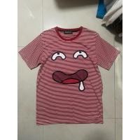 ราคา เสื้อยืดลายทางแดงสกรีนหน้ากวนๆ (14599662361)