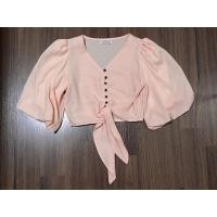 ราคา เสื้อครอปสีโอรสคอวีกระดุมหน้าผูกเอวแขนพอง (25193572374)