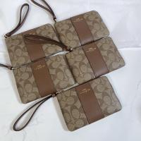 ราคา ✨Coach กระเป๋าสตางค์คล้องมือใบสั้น ไซส์ S 1 ซิป (11958644108)