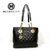 ราคา กระเป๋า Metro City กระเป๋าหนังแกะแท้ สะพายไหล่ อะไหล่ทองด้านหน้าสวยมาก ซับในสะอาด สภาพดี กว้าง 11" สูง 9"×4.5 (2822186103)