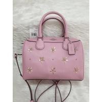 ราคา Coach แท้ ✔️ กระเป๋าทรงหมอน สีชมพู | Coach Mini Bennett Satchel with Allover Studs (2676758933)